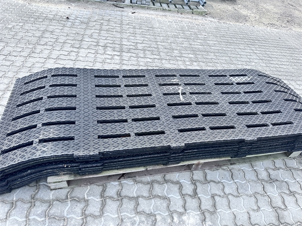 40 m2. Restparti af gummi plader til spaltegulv 