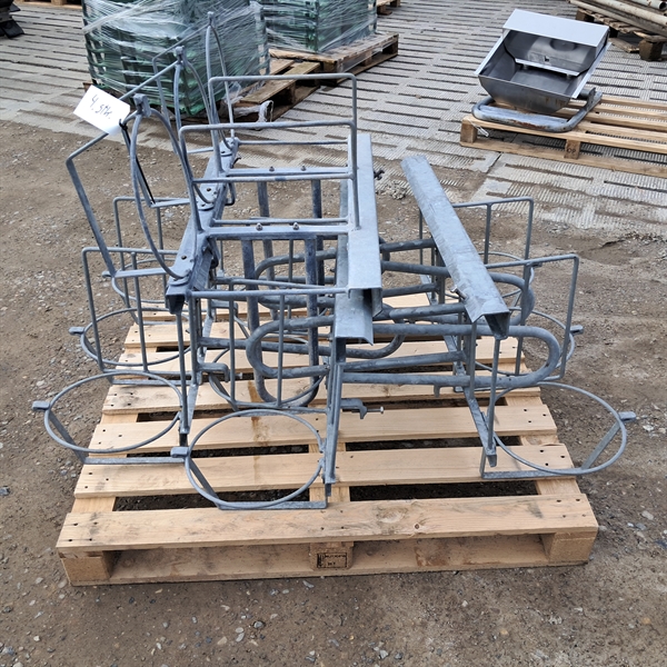 8 stk. brugte flytbar skålholder med skillerum - 3 pladser 