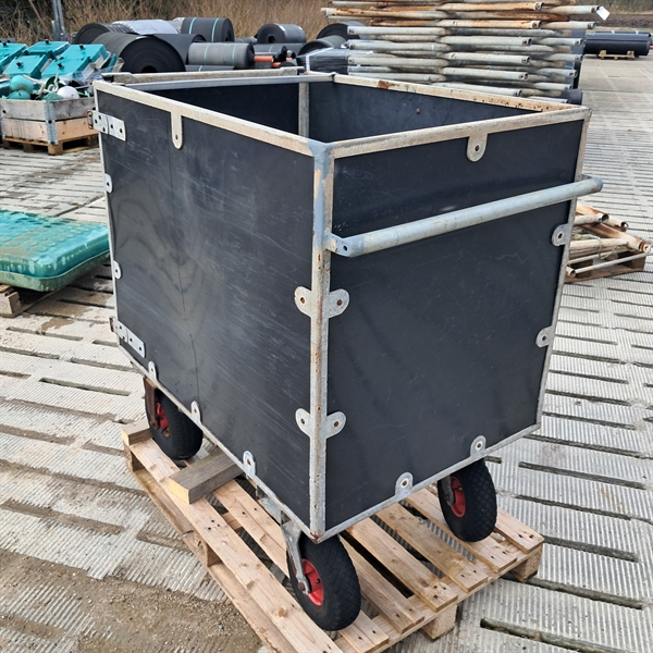 1 stk. brugt kalve transport vogn 112x75x84 cm.