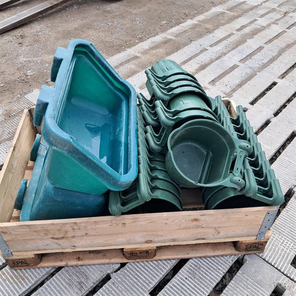 29 stk. brugte fodertrug i grøn plast 