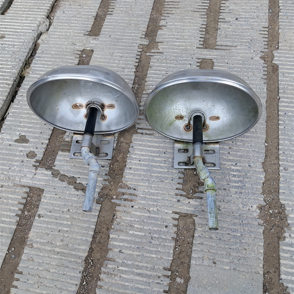 2 stk. brugte drikkekopper i rustfri jern med ventil