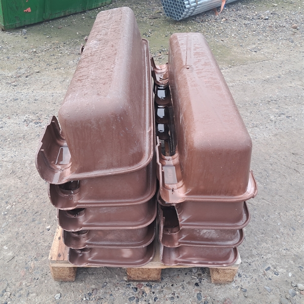 9 stk. brugte fodertrug 50 liter, længde: 1,20 m.