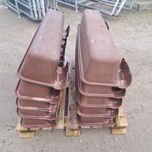 10 stk. brugte fodertrug 50 liter, længde: 1,20 m.