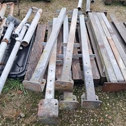 5 stk. brugte stolper i 80x80 mm. med fodplade længde: 1,70 m.