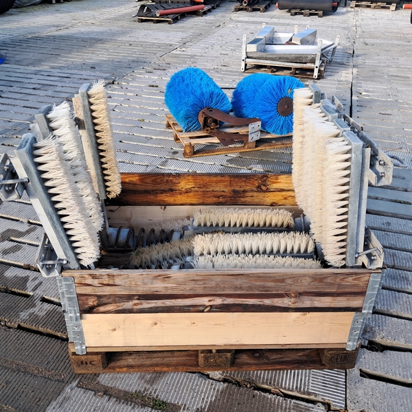 8 stk. brugte fjedrekobørster 