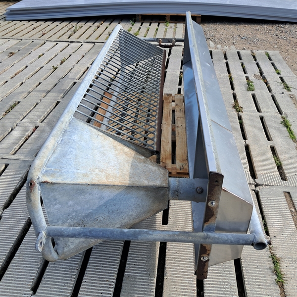 1 stk. brugt 1½" låge med trug og høhæk, længde: 2,75 m