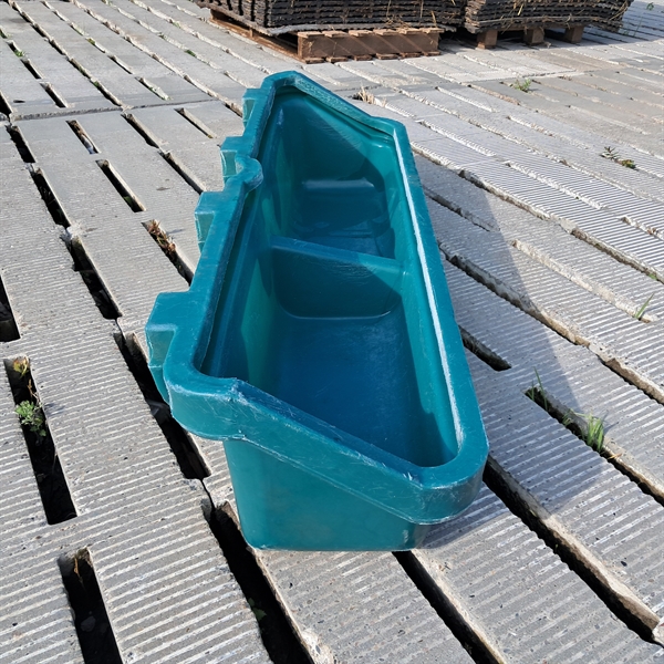 1 stk. brugt fodertrug i plast 142x40 cm