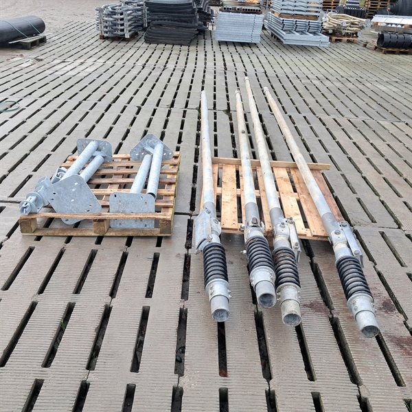 4 stk. brugte vippebom til gulv, længde: 335 - 565 cm.