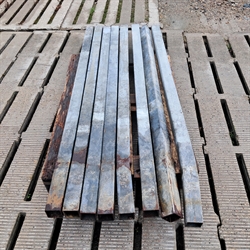 8 stk. brugte 70x70 mm. stolper til nedstøbning, længde: 1,75 m.