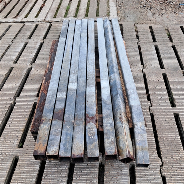 8 stk. brugte 70x70 mm. stolper til nedstøbning, længde: 1,75 m.