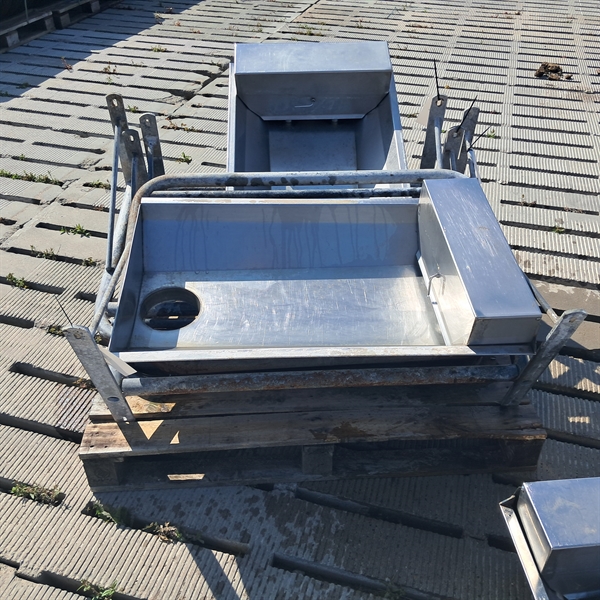 1 stk. brugt vandkar til væg, længde: 1 m. VK54