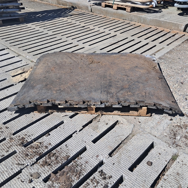 2 stk. brugte gummimåtter 30 mm. 170x120 cm. 2.sortering G105