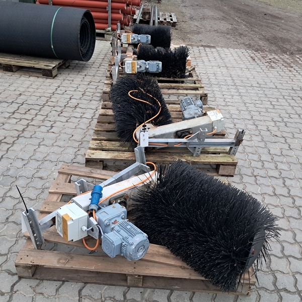 4 stk. brugte kobørster med motor, Nr 31