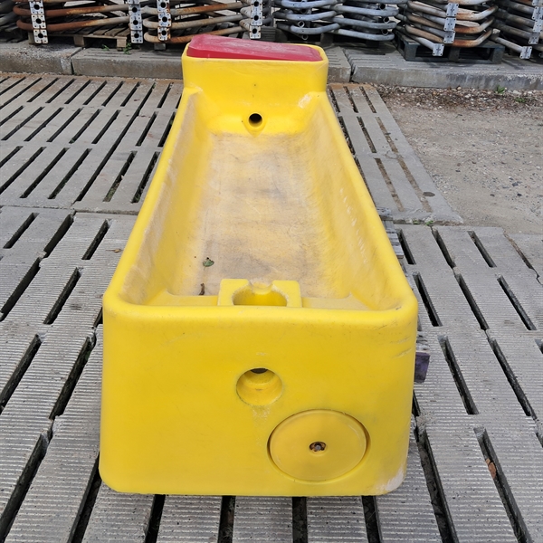 1 stk. brugt vandtrug i plast 230x70x70 cm.