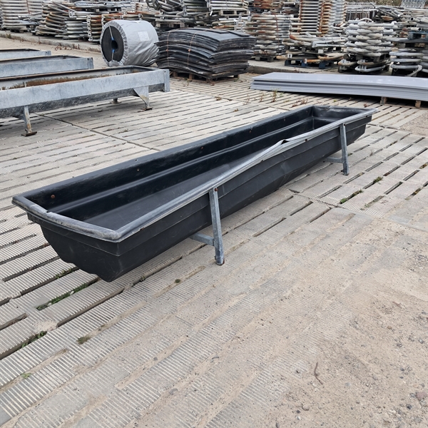 Brugt plast trug med defekte ben 400x80 cm 