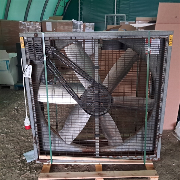 1 stk. brugt staldventilator 138x138x36 cm.