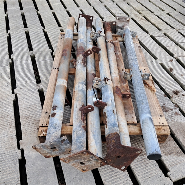 6 stk. brugte 2½" stolper med lille fodplade, længde: 1,50 m.