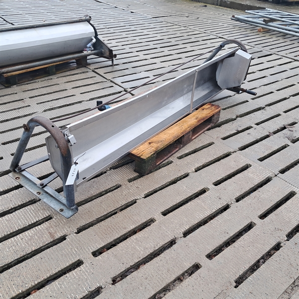 1 stk. brugt vippe vandkar til væg, længde: 2,25 m. VK63