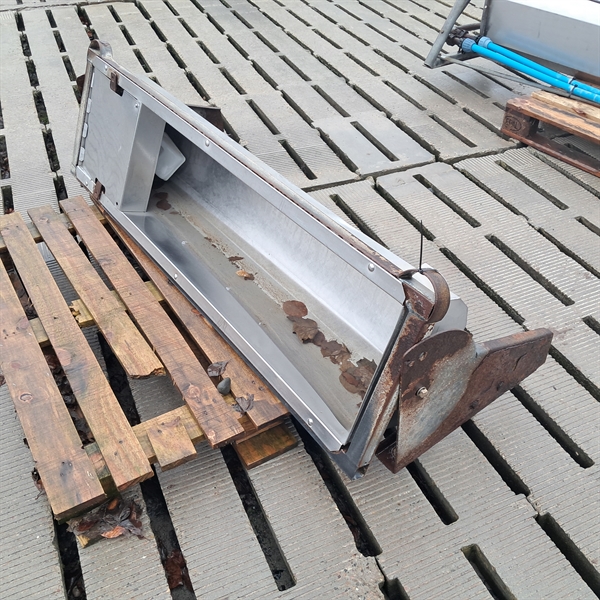 1 stk. brugt vippe vandkar til væg, længde: 1,50 m. VK64