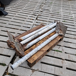 4 stk. brugte 2½" stolper med fodplade, længde: 1,40 m