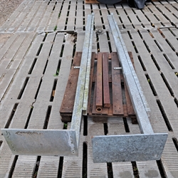 2 stk. brugte 80x80 mm. stolper til hæve/sænke låge, længde: 3m