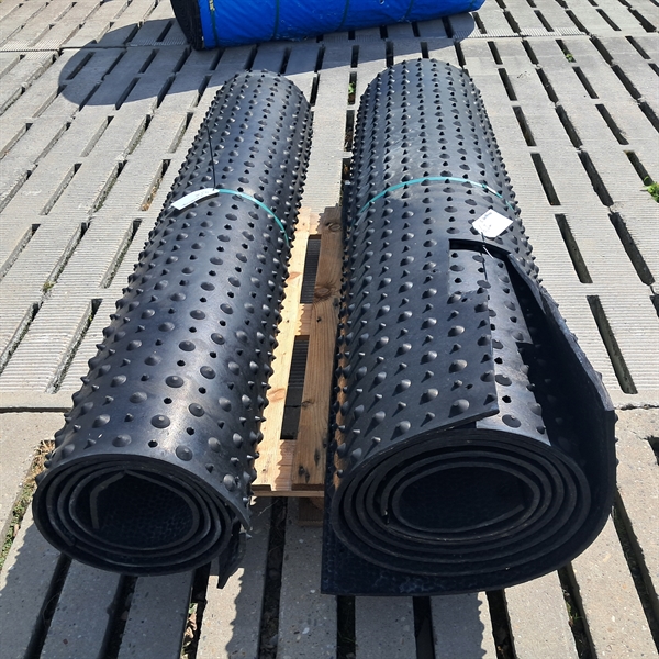 Brugt rullemåtte 20mm. bredde: 1,80 m. 2.sortering 