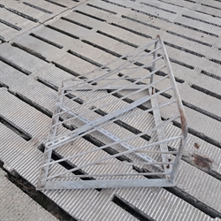 1 stk. brugt høhæk til væg 75x66x40 cm.